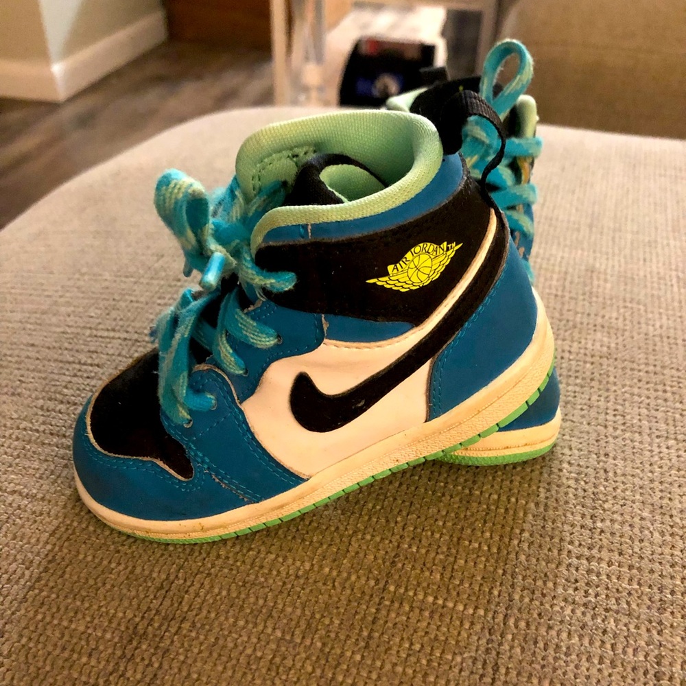 Nike Jordan’s high tops size 7c boys/girls tennis shoes (Retro 1 style) 💙👟💚